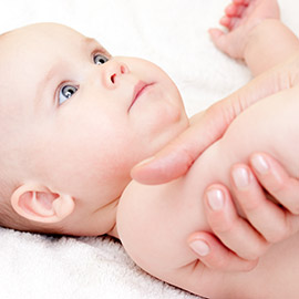 Masaje a un bebé para evitar los cólicos del lactante